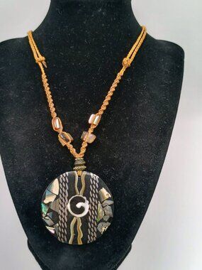 Peruvian necklace woven in macrame thread and pearlescent shell